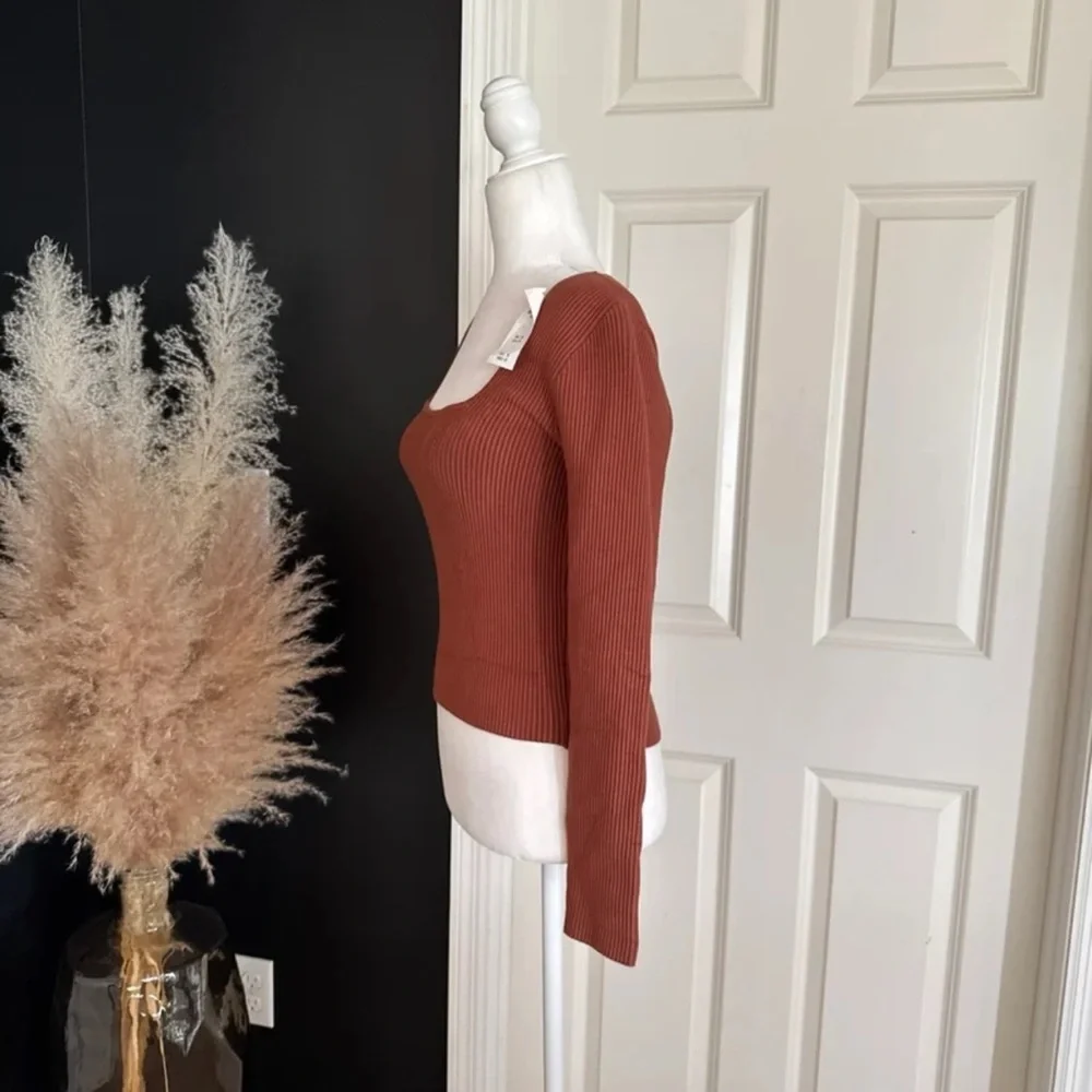 NWT Abercrombie & Fitch Long-Sleeve Ottoman Squareneck Top in Rust
Size Medium - Picture 6 of 12